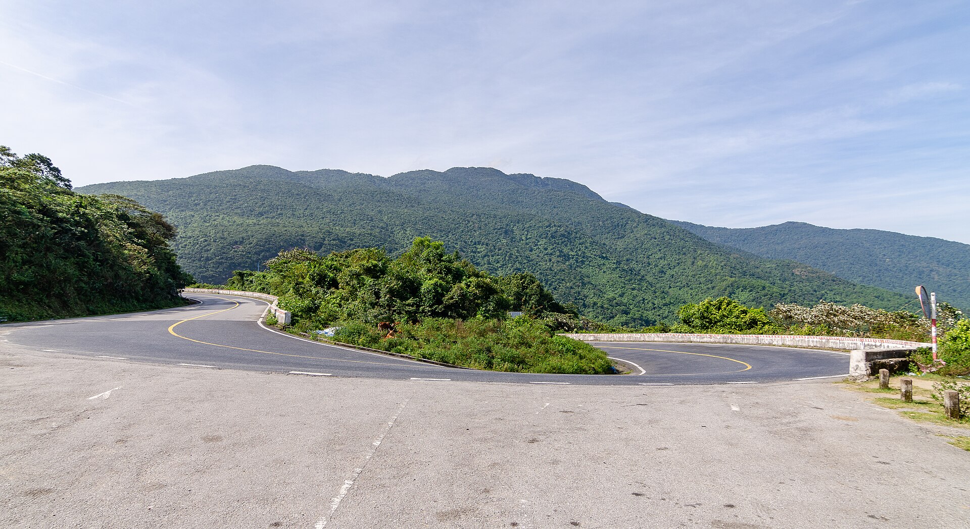 The coast road approaching the pass