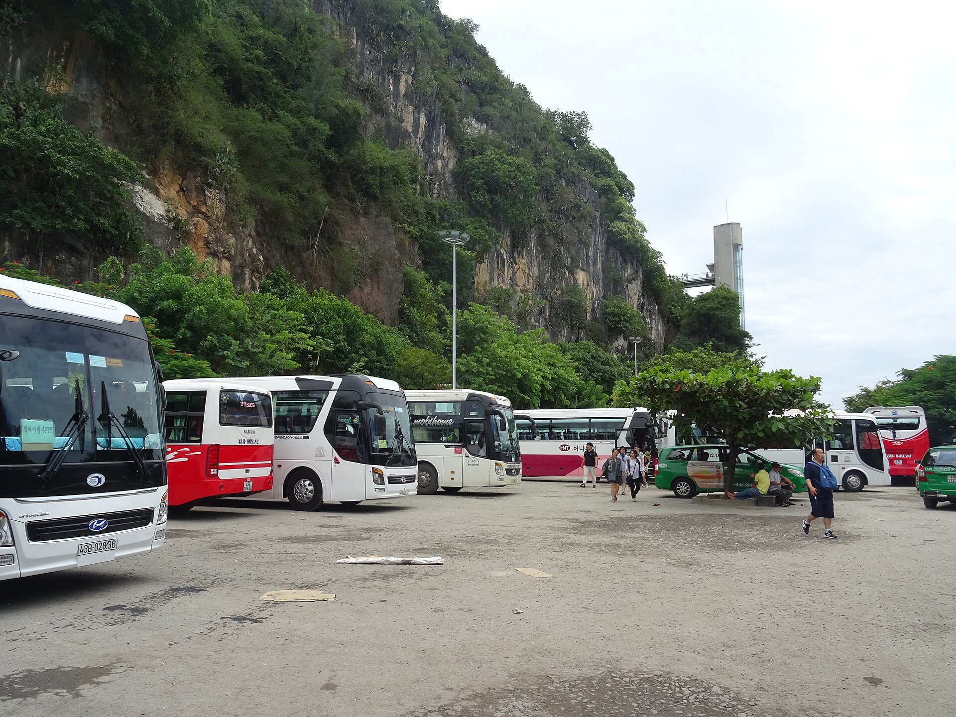 Khu vực cổng và thang máy lên Thuỷ Sơn