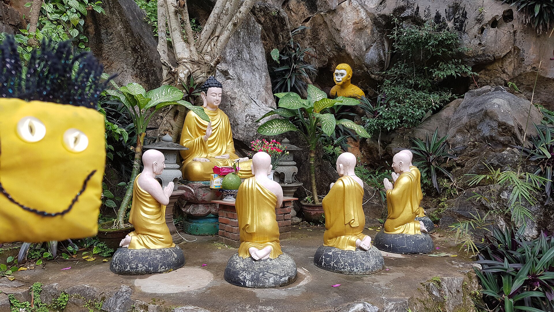 Tượng thờ trong hang đá